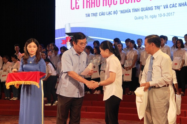 Học bổng “Tiếp sức đến trường” chắp cánh tương lai cho hơn 200 tân sinh viên nghèo - 2 Ông Nguyễn Đức Chính, Chủ tịch UBND tỉnh Quảng Trị động viên các tân sinh viên tiếp tục cố gắng học tập tốt