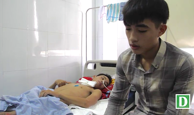 Bố bỏ đi, mẹ tâm thần, cậu học sinh chăm anh trai tai nạn nguy kịch trong khốn khó - 7 Đức là trụ cột của gia đình trước đây. Tuy nhiên, khi bố bỏ rơi, anh trai tai nạn nên Pháp giờ là trụ cột gia đình.
