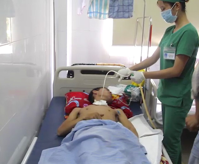 Bố bỏ đi, mẹ tâm thần, cậu học sinh chăm anh trai tai nạn nguy kịch trong khốn khó - 10 Hơn một tháng sau vụ tai nạn nghiêm trọng trong lúc tranh thủ giao hàng cho khách khi trời mưa gió cháu Đức (anh trai Pháp) hiện chỉ mới qua cơn nguy kịch còn vẫn còn lúc tỉnh lúc mê, nhiều vết thương chưa hồi phục và đang tiếp tục điều trị kéo dài.
