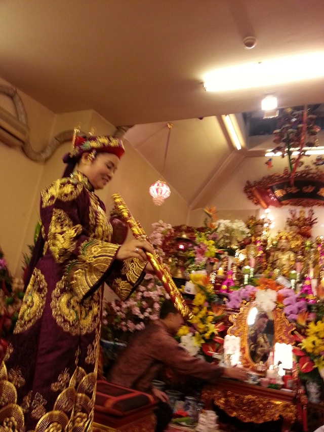 Ngỡ ngàng ngồi dự hầu đồng ở giữa London - Ảnh 14. Ngỡ ngàng ngồi dự hầu đồng ở giữa London - Ảnh 14.