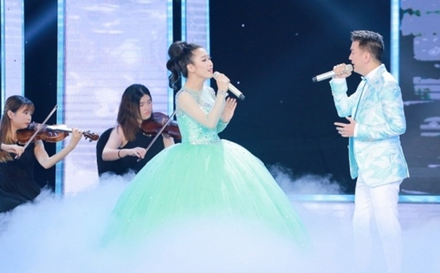 Học trò Đàm Vĩnh Hưng lên ngôi Quán quân Thần tượng Bolero mùa 2 - 2 Phần song ca của Hellen Thủy và HLV mang đến nhiều cảm xúc cho người xem.