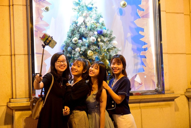 Người Sài Gòn rủ nhau ra phố đón Giáng sinh sớm - 1
Dù chưa đến đêm Noel, nhiều người dân TPHCM đã tìm đến các địa điểm được trang trí độc đáo để vui chơi và chụp hình.