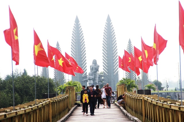 Du lịch hồi sinh sau sự cố môi trường biển - 4 Du khách đến Quảng Trị tham quan các di tích lịch sử