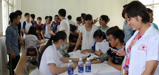 Làm thế nào để sinh viên học Dược ra trường có việc làm ngay? - 3
Sinh viên ĐH Thành Tây tham gia hiến máu nhân đạo.