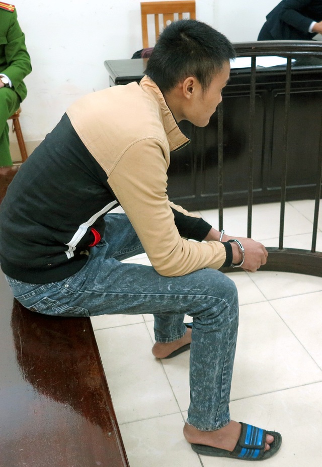Hà Nội: Lĩnh 8 năm tù vì làm chuyện “người lớn” với bé gái 12 tuổi - 1 Lê Đình Duy tại phiên xử sơ thẩm ngày 19/12.