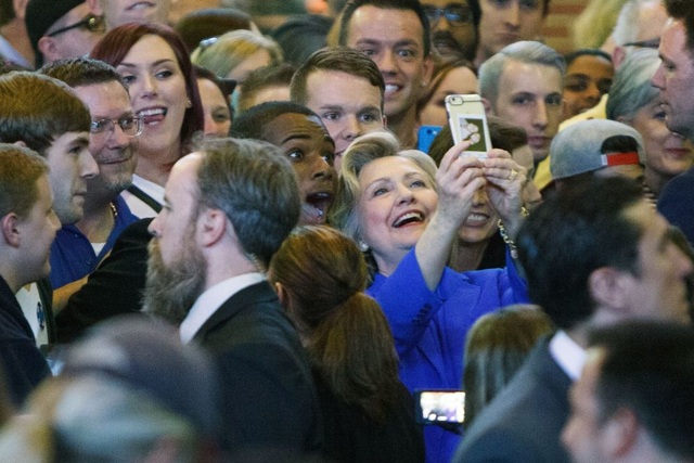 Ảnh "tự sướng" của các nguyên thủ thế giới - 9
Bà Hillary Clinton chụp ảnh với những người ủng hộ tại Louisville, Kentucky tháng tháng 5/2016. (Ảnh: Sputnik)
