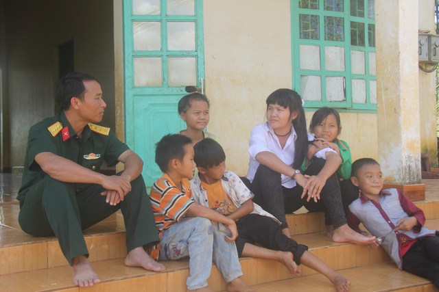 Những “đứa con” của người lính binh đoàn - 1
Cô chị cả Dinh (áo trắng) được đi học lớp khai thác mủ cao su của Trung đoàn