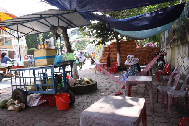 Nan giải "cuộc chiến" giành vỉa hè cho người đi bộ - 1 Người dân dựng lều để buôn bán trên tuyến phố văn minh đô thị điển hình Hùng Vương - Lê Trung Đình.