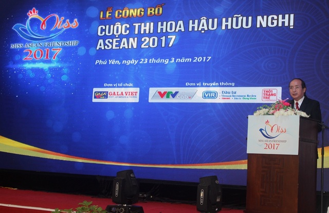 Sắc đẹp Đông Nam Á quy tụ ở xứ “hoa vàng trên cỏ xanh” - 2 Ông Phan Đình Phùng, phó chủ tịch tỉnh Phú Yên vui mừng công bố nội dung dung cuộc thi
