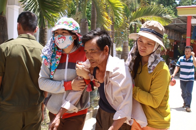 Quảng Ngãi: Bé trai 18 tháng tuổi tử vong trong ngày đầu đến lớp - 2
Người thân bé Phạm Quốc Việt ngất lịm trước nỗi đau quá lớn.