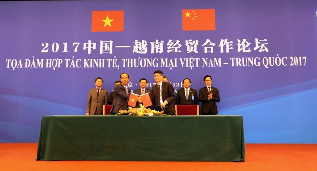 Vinamilk - đơn vị đầu tiên của Việt Nam chính thức “đặt chân” vào thị trường Trung Quốc - 1 Ông Mai Hoài Anh – Giám đốc điều hành Kinh doanh Viamilk ký kết bản ghi nhớ hợp tác với đối tác Trung Quốc dưới sự chứng kiến của Lãnh đạo chính phủ và Bộ ngành hai nước.