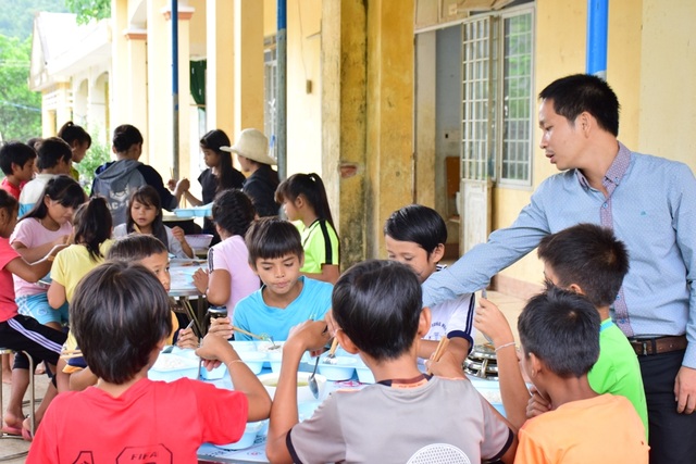 Huyện nghèo gắng lo cho học sinh bán trú - 2 47 học sinh trường Phổ thông dân tộc bán trú THCS xã Sơn Màu được thầy cô chăm sóc trong bữa ăn bán trú.