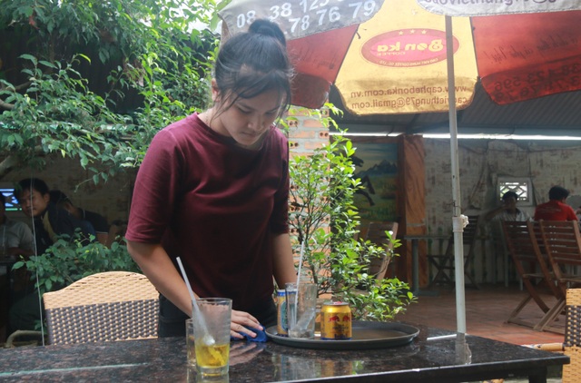 Niềm vui muộn của hai nữ sinh mồ côi - 1 Dù phải phụ quán cà phê nhưng chưa bao giờ Thư tắt ước mơ được đi học