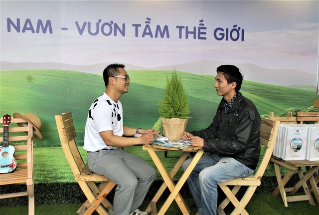 Gian hàng độc đáo tại "Ngày hội việc làm Bách khoa 2017" - 1 Đến với gian hàng Vinamilk, các bạn luôn nhận được sự hỗ trợ, tư vấn nhiệt tình.