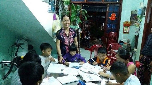Bà giáo về hưu mở lớp dạy chữ miễn phí cho trẻ em nghèo - 1 Lớp học yêu thương tại xóm biển nghèo mỗi tối tại nhà cô giáo Châu