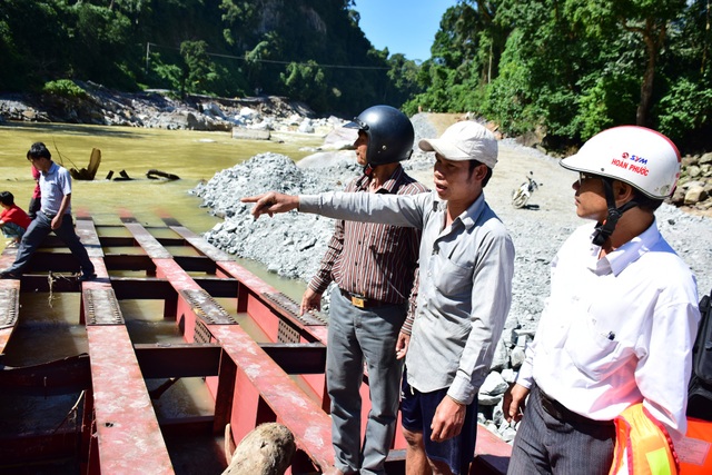 2 học sinh tử vong do đuối nước - 1 Lực lượng chức năng huyện Sơn Tây nỗ lực tìm kiếm em Đinh Thị Pép