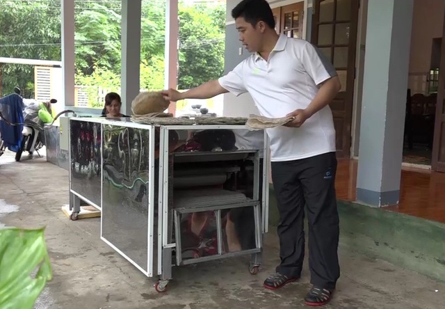 Độc đáo máy nướng bánh tráng đa năng bằng tia hồng ngoại - 1 Anh Nguyễn Nở bên chiếc máy nướng bánh tráng đa năng bằng tia hồng ngoại