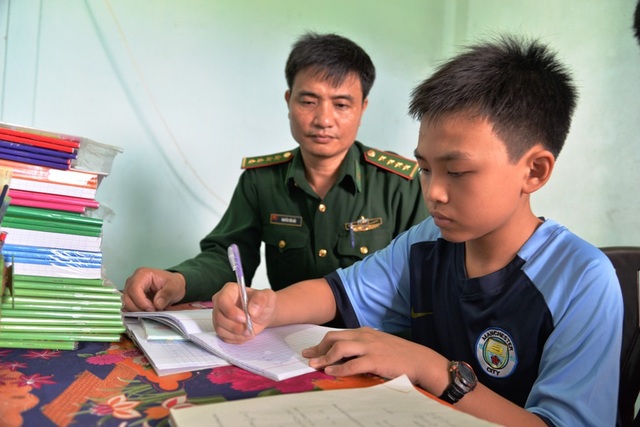 Những thầy giáo mang quân hàm xanh của học trò nghèo Quảng Ngãi - 1 Đại úy Nguyễn Tiến Hải đã trở thành thầy giáo của cậu học trò nghèo Nguyễn Hữu Huy suốt nhiều năm qua
