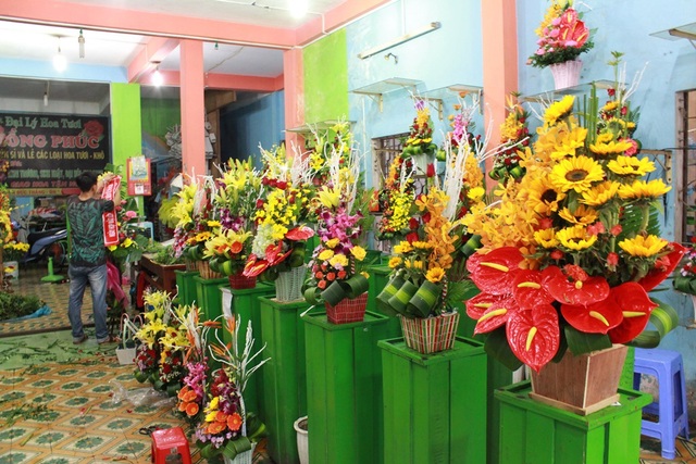 Đà Nẵng: Mưa lớn, hoa tươi ngày lễ Nhà giáo 20/11 ế ẩm - 1 Nhiều cửa hàng hoa tươi vắng khách trước dịp lễ