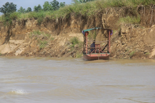 Dòng sông vẫn tuyệt vọng kêu cứu, nhà cửa ruộng vườn tiếp tục bị cuốn trôi! - 1 Chiếc tàu lạ nằm nhiều ngày liền ngay trước rẫy nhà ông Xuân