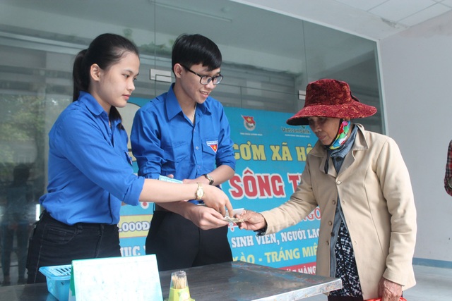 Quảng Ngãi: Ấm áp quán cơm 2.000 đồng "Nụ cười sông Trà" - 1 Chỉ cần 2.000 đồng, những hoàn cảnh khó khăn đã có một suất cơm trưa nóng sốt