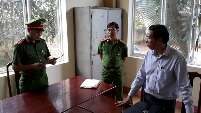 Bị thu hồi dự án, Giám đốc công ty du lịch vẫn lừa đảo tiền tỷ - 1 Công an thực hiện lệnh bắt tạm giam ông Dũng