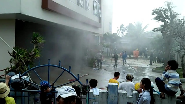 Dùng thang giải cứu nhiều người mắc kẹt trong đám cháy khách sạn - 1 Đám cháy xảy ra vào sáng sớm khiến nhiều người bị kẹt tại các tầng trên của khách sạn