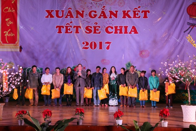Chi hàng chục tỷ đồng chăm lo Tết cho gia đình chính sách, hộ nghèo - 1
Ban tổ chức chương trình “Xuân gắn kết- Tết sẻ chia” trao tặng gần 20.000 suất quà cho đại diện các gia đình chính sách.