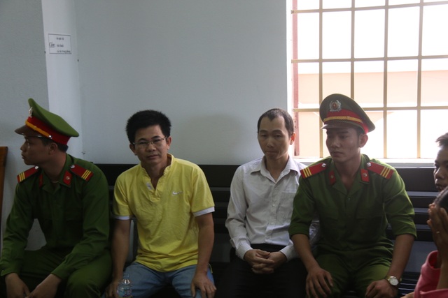Vụ xử người nổi tiếng tố cáo tham nhũng: Bị cáo không biết đưa tiền là hối lộ - 1
Bị cáo Trần Minh Lợi (áo vàng ) và Nguyễn Xuân An cho rằng mình bị oan khi bị cáo buộc tội Đưa hối lộ