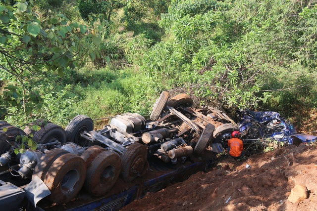 Xe chở nông sản lao xuống vực, 3 người nguy kịch - 1
Chiếc xe nông sản nát bét đầu sau khi rơi xuống vực