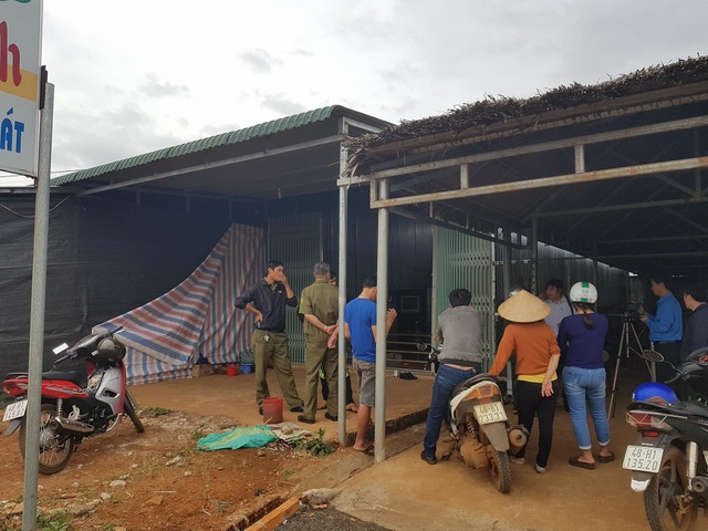 Bé trai 2 tuổi bị bảo mẫu bạo hành giữa trời giá lạnh - 1 Điểm giữ trẻ tự phát do bà Vấn làm chủ