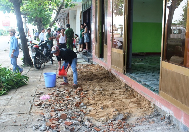 Phú Yên: Tháo dỡ công trình vi phạm, lập lại trật tự vỉa hè - 2 Công nhân phụ dọn dẹp lại phần tháo dỡ