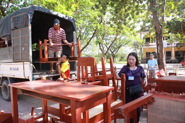 Thay bàn ghế mới, học sinh vẫn “khổ sở” - 1 48 bộ bàn ghế vừa được cấp mới cho Trường Tiểu học Nghĩa Điền