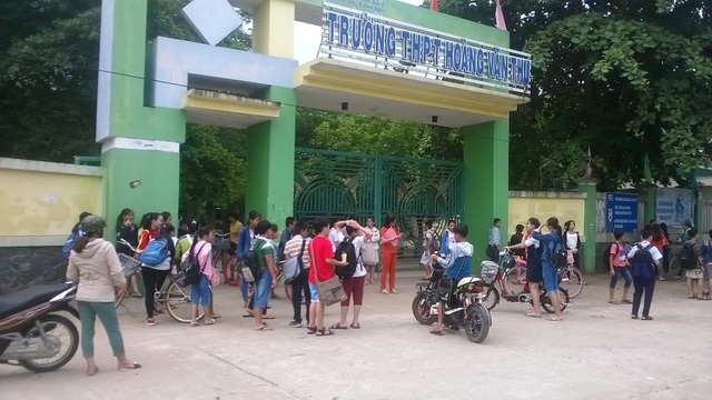 Cấm dạy thêm ngoài nhà trường ở Quảng Ngãi: Nhiều ý kiến trái chiều - 1 Học sinh TP Quảng Ngãi học thêm tập trung ở các điểm được cấp phép