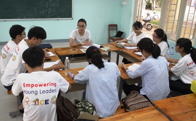 Học khởi nghiệp với nữ sinh chinh phục 12 đại học Mỹ - 1
Các học sinh Trường THPT Bình Sơn (Quảng Ngãi) tham gia chương trình.