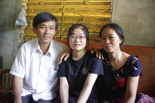 Gánh hàng rong nuôi giấc mơ của nữ thủ khoa - 1
Cha mẹ Danh hạnh phúc bên cô con gái học giỏi, đa tài.