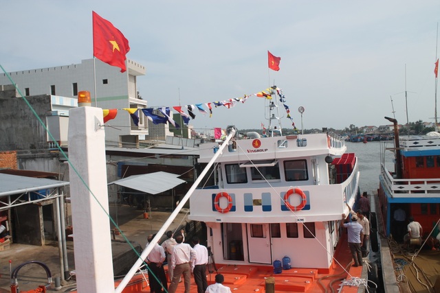 Bàn giao tàu cá composite đầu tiên cho ngư dân - 2 Ngoài việc được thi công bằng vật liệu mới, tàu cá QNg 95537TS còn được lắp đặt nhiều trang thiết bị hiện đại