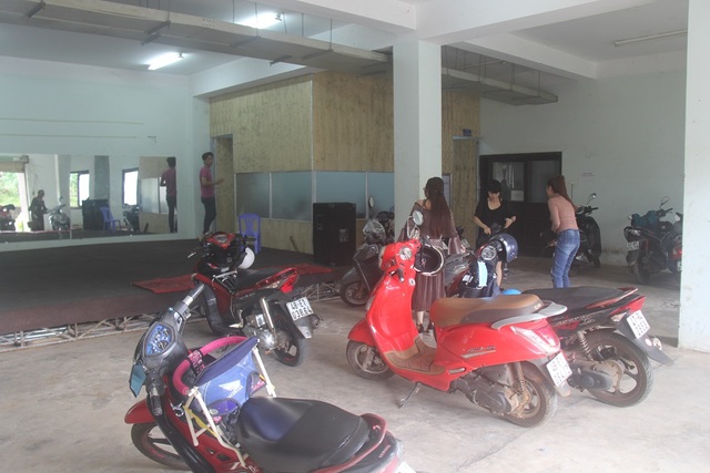 Dự án mắc sai phạm, nghệ sĩ phải thuê gara để tập luyện! - 2 Không gian chật hẹp vừa là nơi luyện tập, vừa là nơi để xe