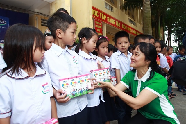 Vinamilk chia sẻ khó khăn với các hộ nghèo bị ảnh hưởng do lũ tại Hà Nội - 2 Bà Nguyễn Minh Tâm – Giám đốc Chi nhánh Vinamilk tại Hà Nội trao quà cho các em học sinh.