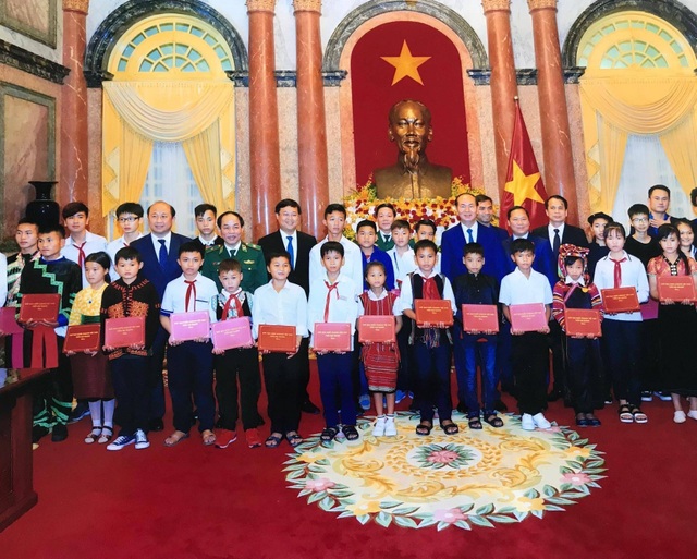 Những thầy giáo mang quân hàm xanh của học trò nghèo Quảng Ngãi - 2
Nhờ sự trợ giúp của Đại úy Nguyễn Tiến Hải, em Nguyễn Hữu Huy (hàng đầu, thứ 4 từ trái qua) đã trở thành học sinh xuất sắc được Chủ tịch nước Trần Đại Quang tặng phần thưởng.