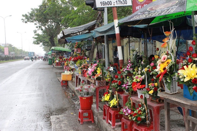 Đà Nẵng: Mưa lớn, hoa tươi ngày lễ Nhà giáo 20/11 ế ẩm - 2 Nhiều địa điểm bán hoa trên các tuyến đường hoa ế ẩm vì trời đổ mưa lớn