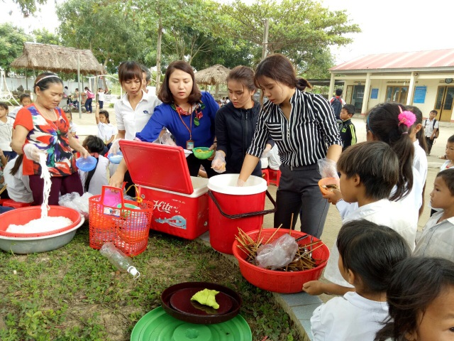 Cô giáo vùng cao nấu cơm cho hàng trăm học trò nghèo - 2 Chứng kiến những bữa ăn thiếu thốn, chính cô Dung (áo xanh) nảy ra ý tưởng nấu cơm tặng học sinh