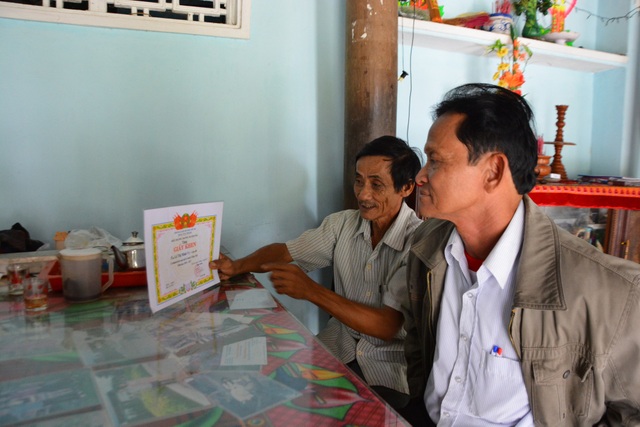 Chăm rừng cây gây quỹ khuyến học hàng trăm triệu đồng - 2 Người dân xã Tịnh Trà vui mừng vì được đóng góp công sức cho công tác khuyến học, khuyến tài