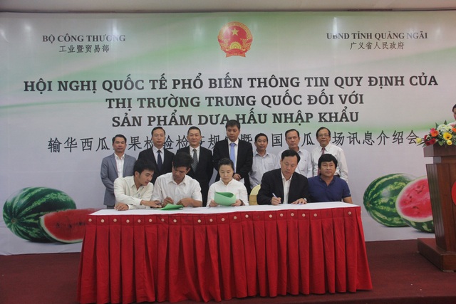 Xuất khẩu dưa hấu vào Trung Quốc khó: Do DN và người dân chậm được cập nhật thông tin - 2 Doanh nghiệp Trung Quốc và doanh nghiệp Việt Nam ký kết hợp đồng nguyên tắc trong việc thu mua dưa hấu