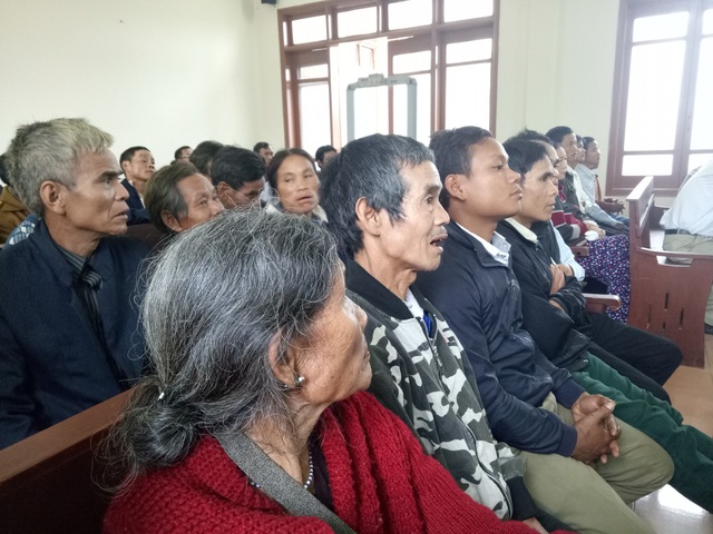 Vụ án có 241 người liên quan: 183 người không tham dự phiên tòa - 2 Đa phần những người có liên quan đến vụ án là người đồng bào dân tộc thiểu số của huyện miền núi Sơn Tây