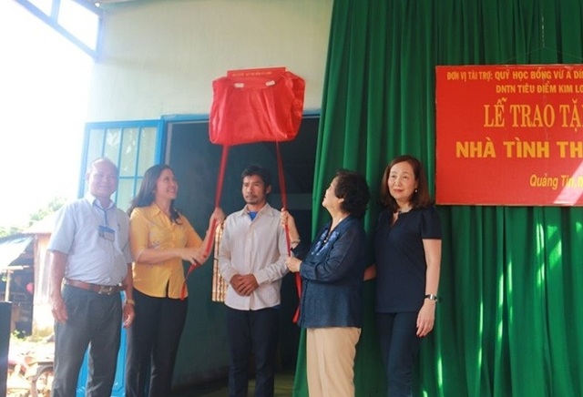 Trao 65 suất học bổng cho học sinh dân tộc thiểu số, vượt khó học giỏi - 2
Đoàn công tác của bà Trương Mỹ Hoa tặng 3 căn nhà tình thương cho người dân tỉnh này