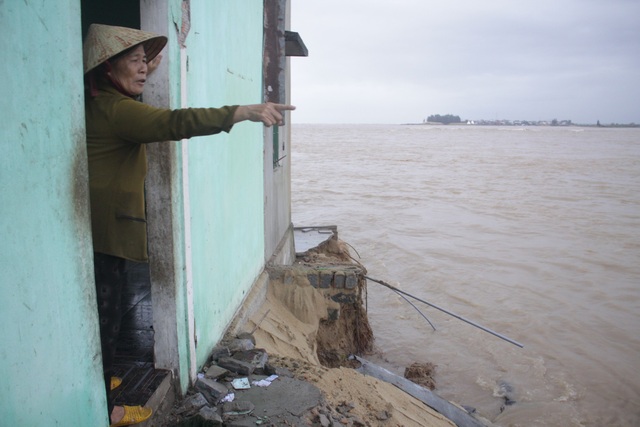 “Nhà tôi mất trắng trên 1 tỷ đồng trong nháy mắt” - 2 Bà Huỳnh Thị Đây thẫn thờ nhìn nhà cửa, tài sản trôi ra biển