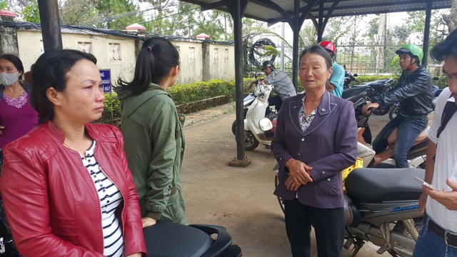 Vụ xét xử người nổi tiếng tố cáo tham nhũng: Nước mắt của những người mẹ - 2
Bà Phước khóc nức nở khi con trai vướng vòng lao lý
