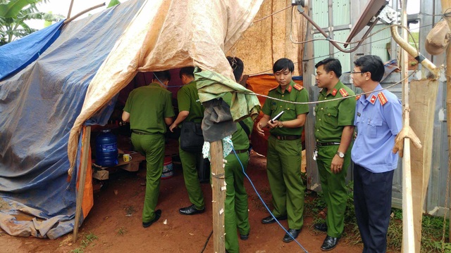 Cãi nhau trong lúc nhậu, thợ hồ vung dao chém chết chủ nhà - 1
Lực lượng chức năng khám nghiệm hiện trường nơi xảy ra vụ án