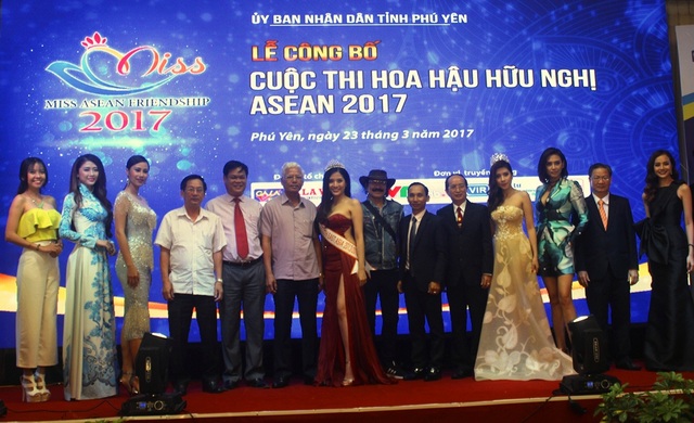 Sắc đẹp Đông Nam Á quy tụ ở xứ “hoa vàng trên cỏ xanh” - 3 Ban tổ chức và các người đẹp chụp hình lưu niệm